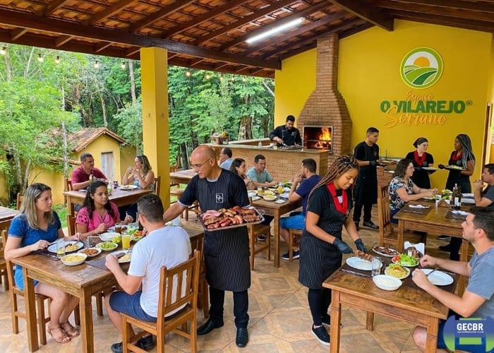 Preparo de refeição na cozinha gourmet