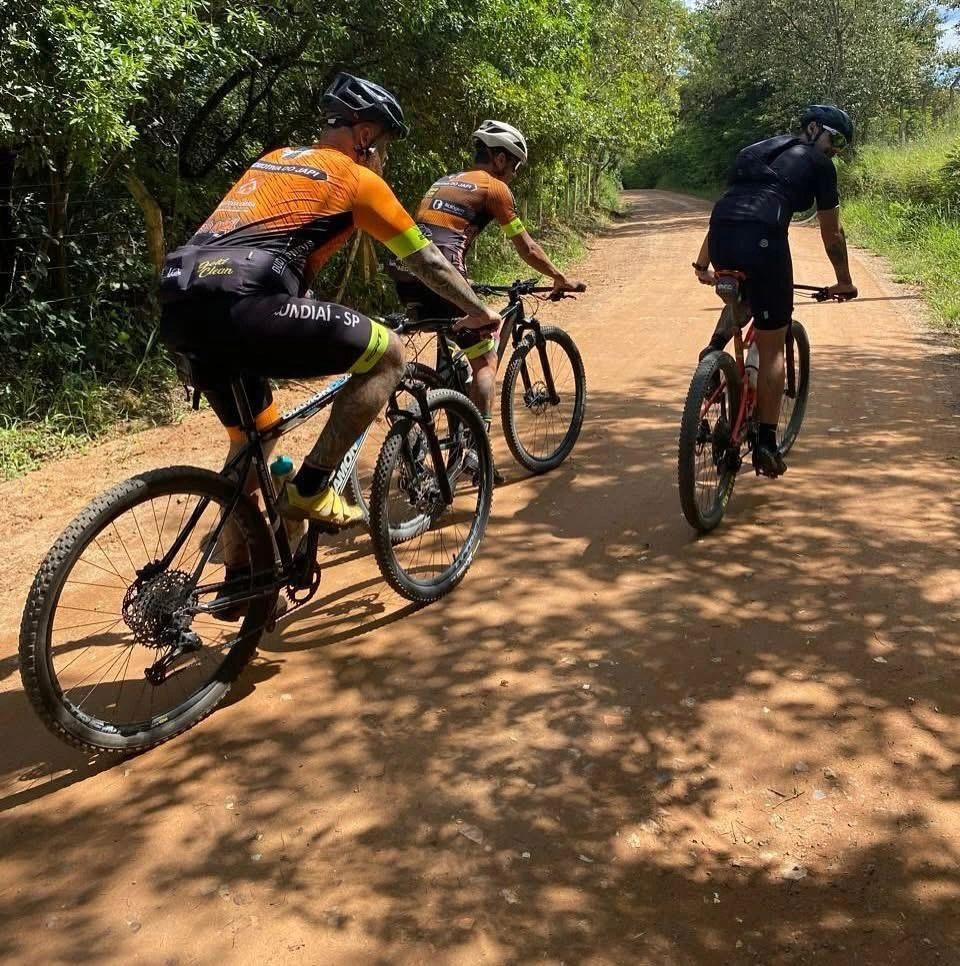 Ciclistas em trilha na floresta